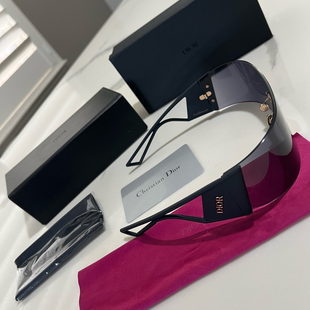 Dior Elegant Black Sunglasses - Picture 4 of 7